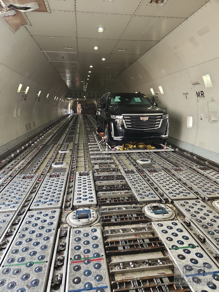 Cadillac Escalade - Open Doors View